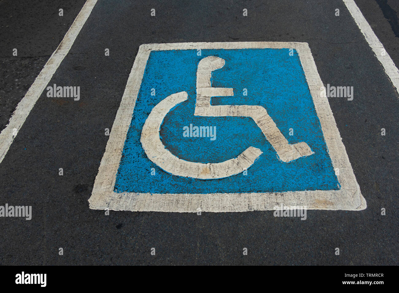 Abbildung kennzeichnet den spacial Lane für Rollstühle in Sligo City Stockfoto