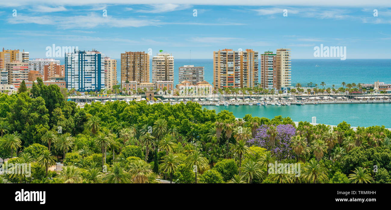 Panoramablick auf die schönen Anblick in Malaga mit Wolkenkratzern und das Meer. Costa del Sol, Spanien. Stockfoto