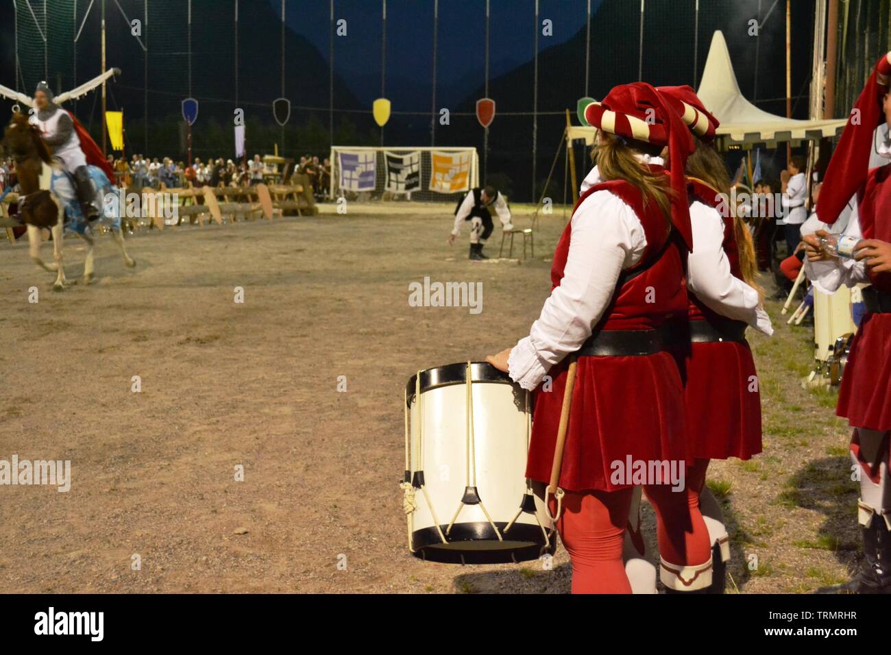 Primaluna/Italien - Juni 21, 2014: mittelalterliche Ritter Charakter während Ringe Wettbewerb der traditionellen Dorf mittelalterlichen Festival der Stadt konkurrieren Stockfoto