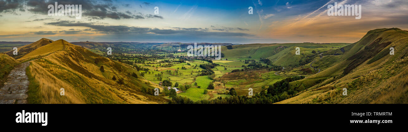 Panoramablick vom Gipfel des Mam Tor in Richtung Hoffnung Tal, Peak District, UK. Breedon Hoffnung Zementwerke in der Entfernung. Stockfoto