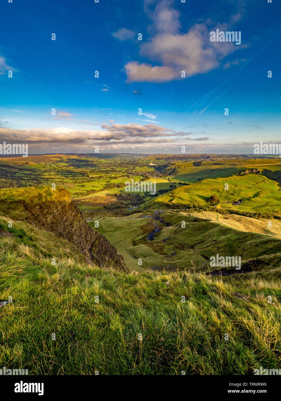 Blick vom Gipfel des Mam Tor nach unten in Richtung Castleton und hoffe Tal mit breedon Hoffnung Zementwerke in Distanz, Peak District, UK. Stockfoto
