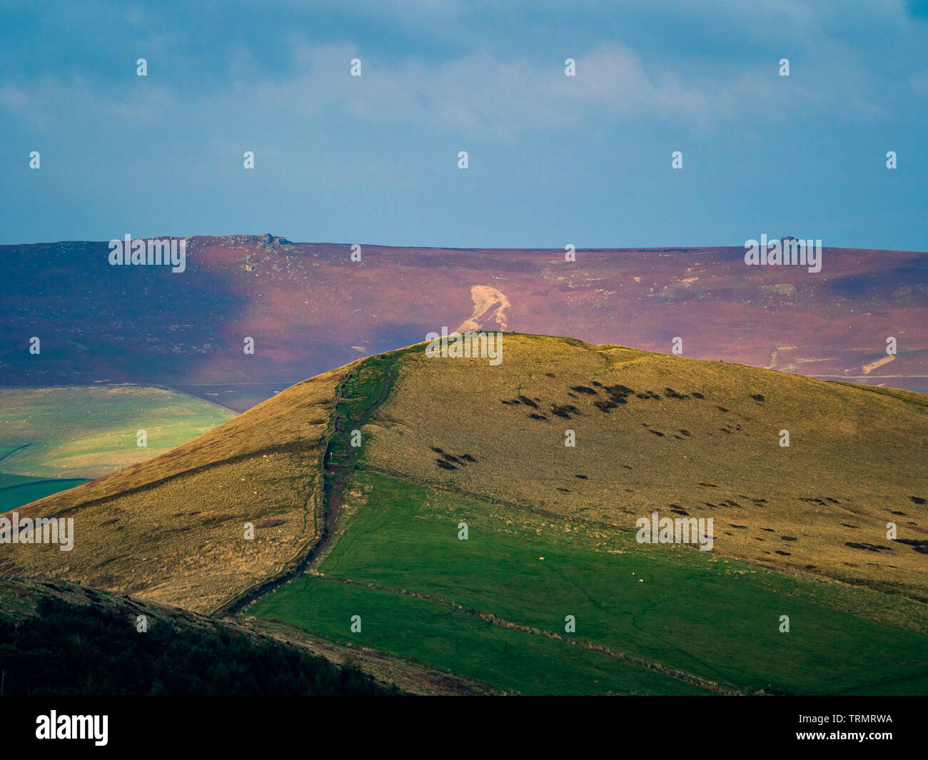 Pfad entlang der großen Bergrücken zwischen den Tälern von Edale und Castleton in Derbyshire, England. Von Mam Tor gesehen. Stockfoto