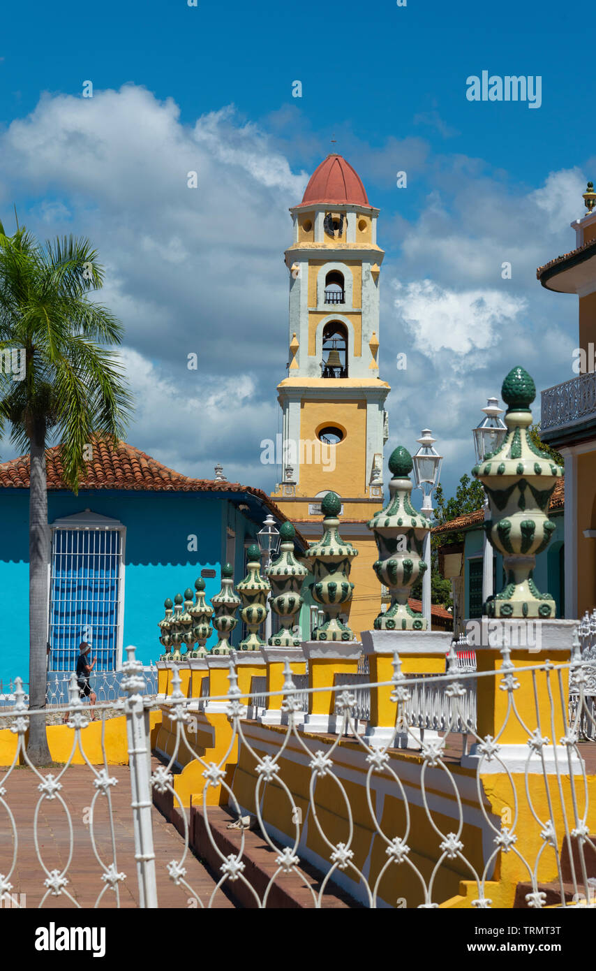 Blick auf den Glockenturm der Kirche St. Franziskus, der Plaza Mayor, im Vordergrund - Trinidad, Provinz Sancti Spiritus, Kuba, Karibik Stockfoto