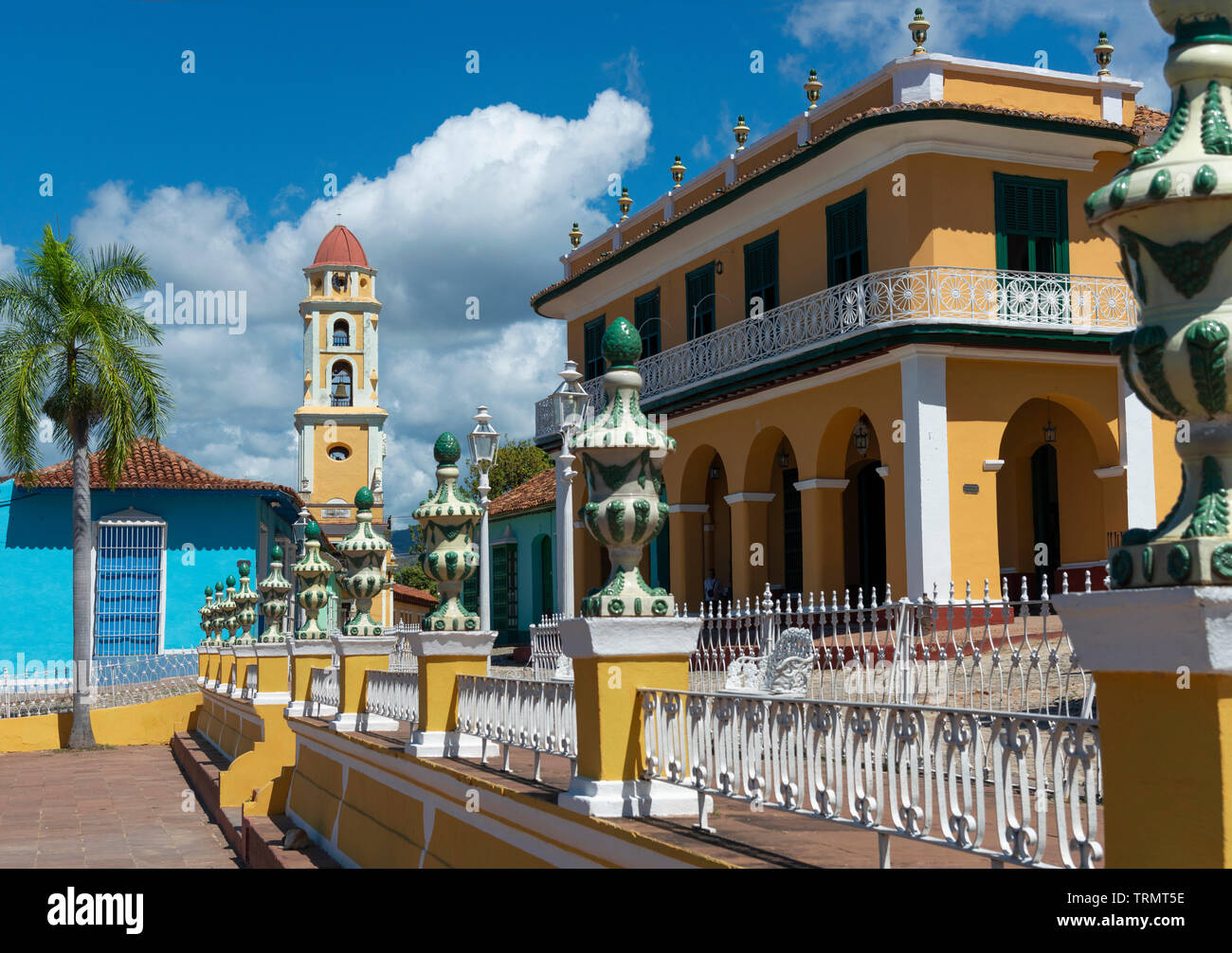 Blick auf den Glockenturm der Kirche St. Franziskus, der Plaza Mayor, im Vordergrund - Trinidad, Provinz Sancti Spiritus, Kuba, Karibik Stockfoto