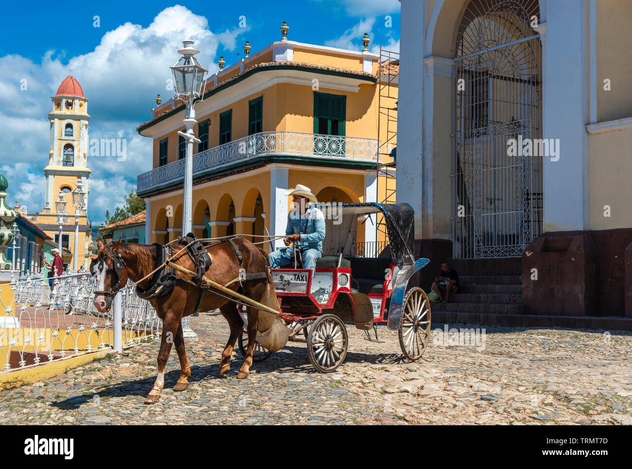 Reiten und Kutschfahrten durch die Plaza Mayor, auf der Suche nach einem Tarif mit dem Glockenturm der Kirche des Hl. Franziskus im Hintergrund, Trinidad, Kuba, Karibik Stockfoto