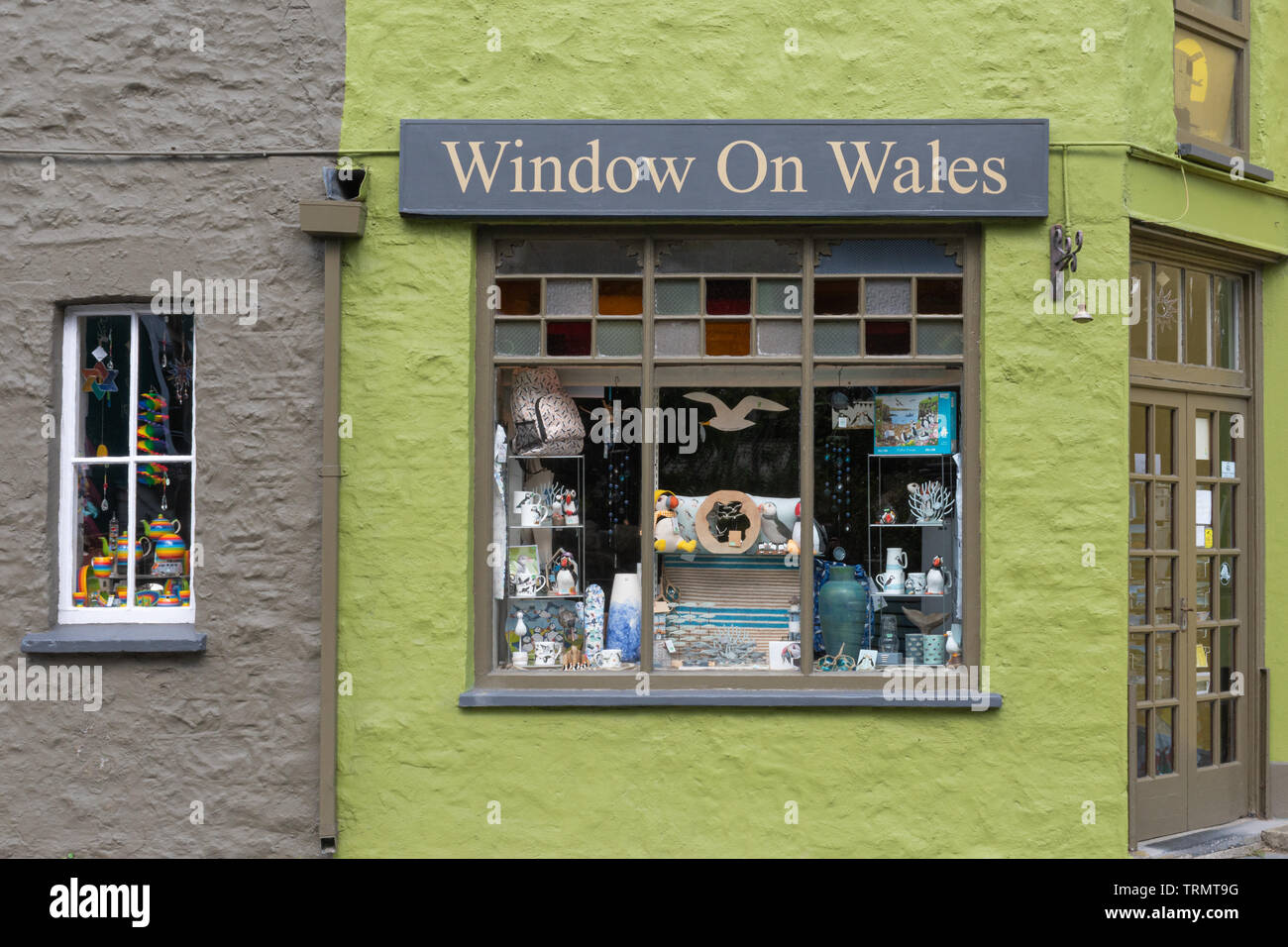 Bunt bemalten Geschenk Shop in Solva, Pembrokeshire, Wales. Fenster auf Wales speichern. Stockfoto