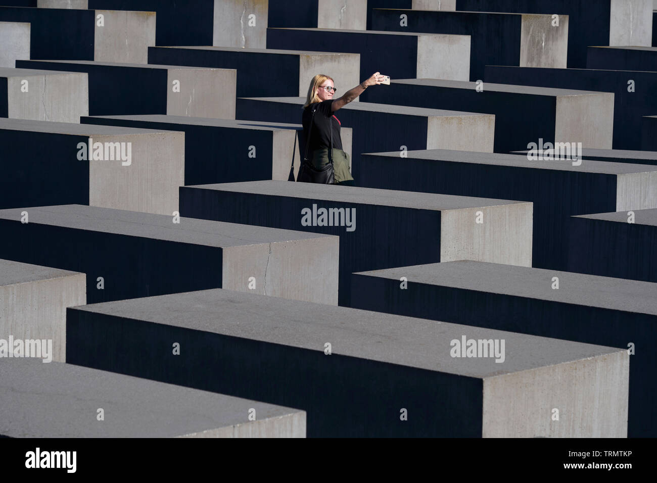 Eine Frau macht eine selfie am Holocaust Denkmal. Stockfoto