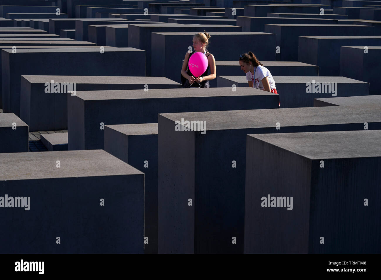 Zwei Frauen Spaziergänge unter den Platten des Holocaust Denkmal Stockfoto