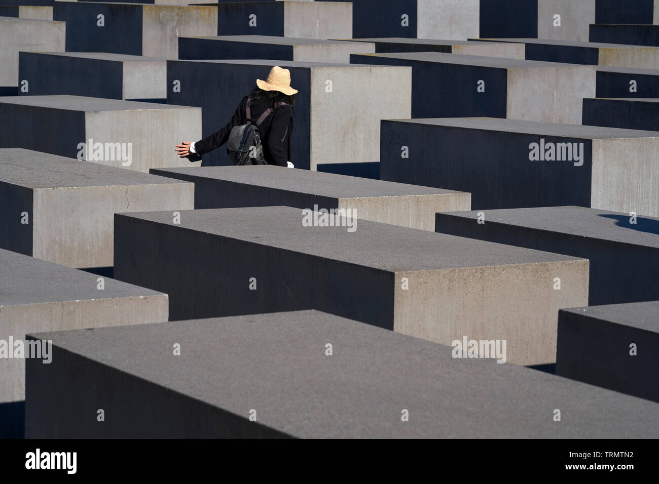 Eine touristische Wanderungen unter den Platten des Holocaust Denkmal Stockfoto