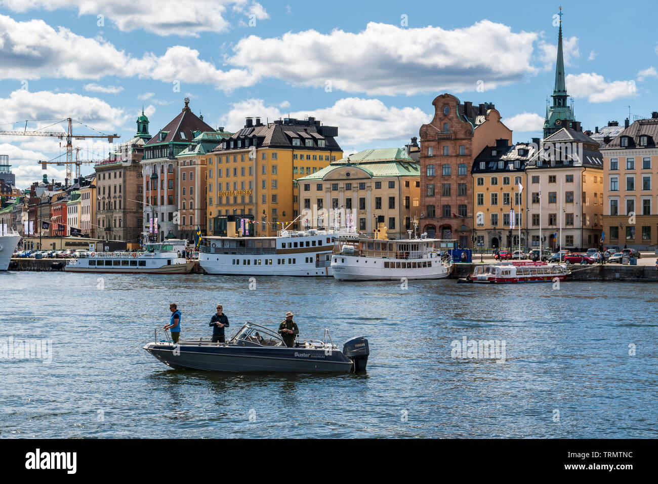 Drei Fischer Fischen vom Boot aus in den Lilla Värtan, Stockholm Stockfoto
