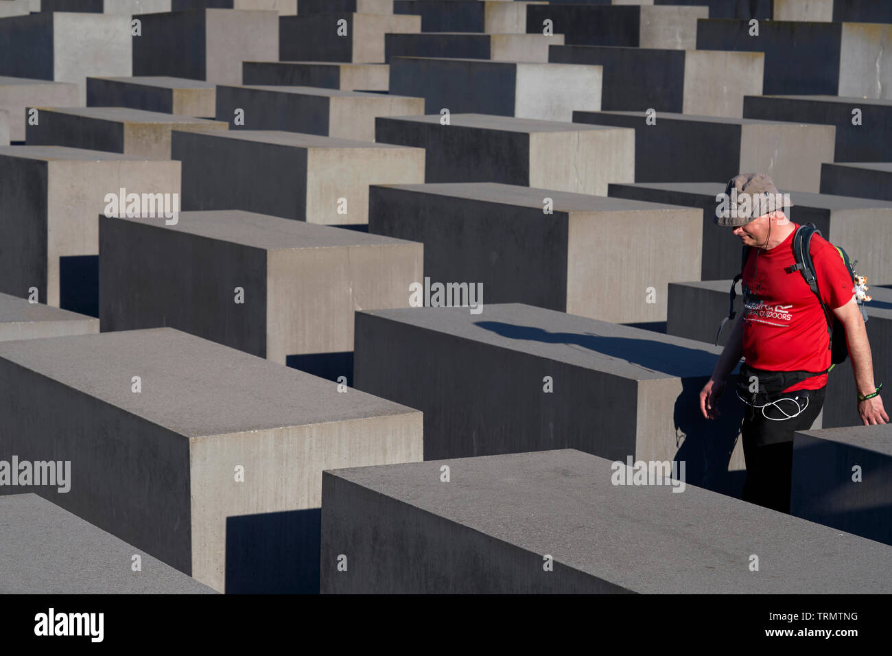 Eine touristische Wanderungen unter den Platten des Holocaust Denkmal Stockfoto