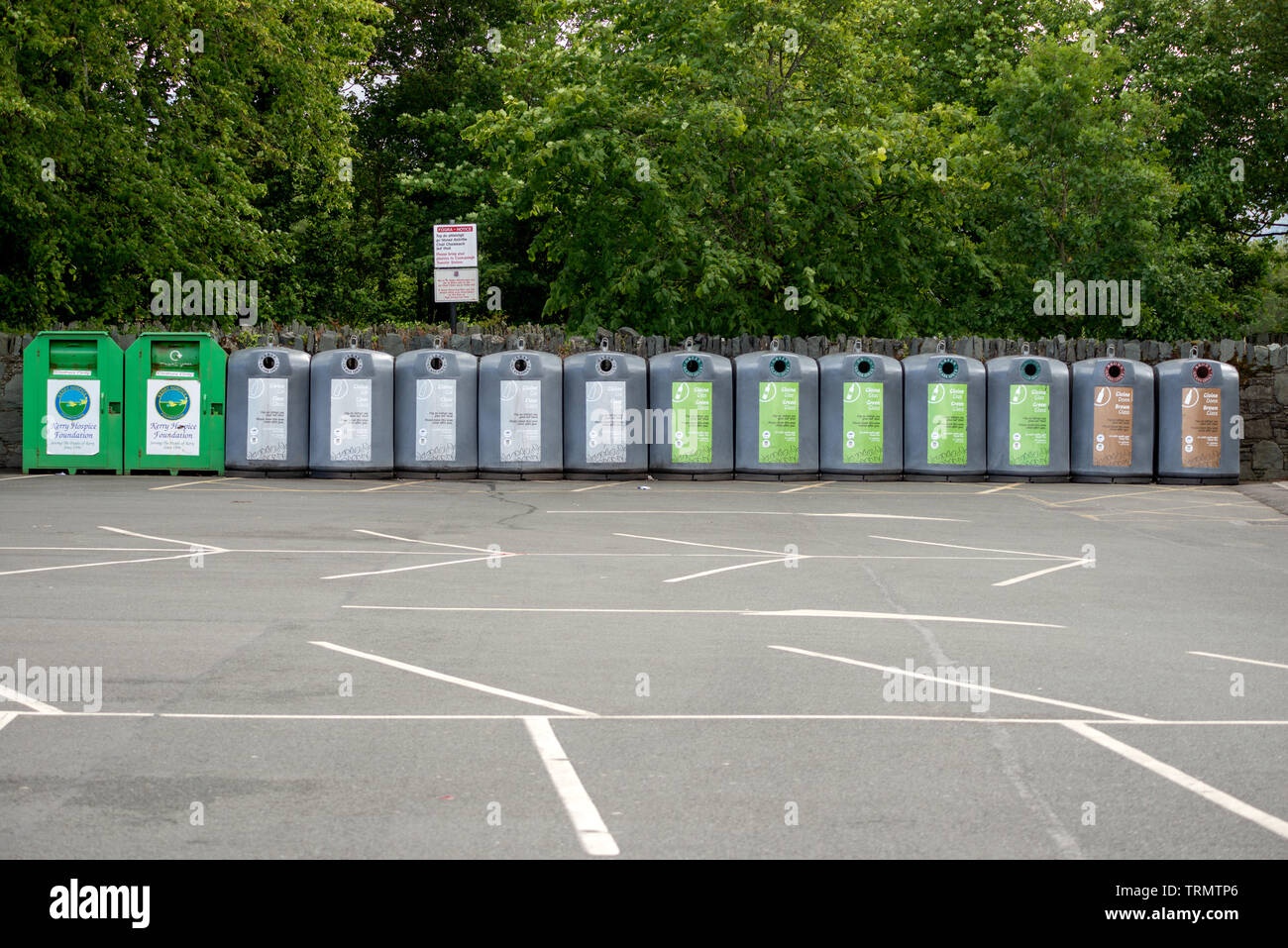 Reihe von Abfallbehältern auf leerem Parkplatz Killarney, County Kerry, Irland Stockfoto