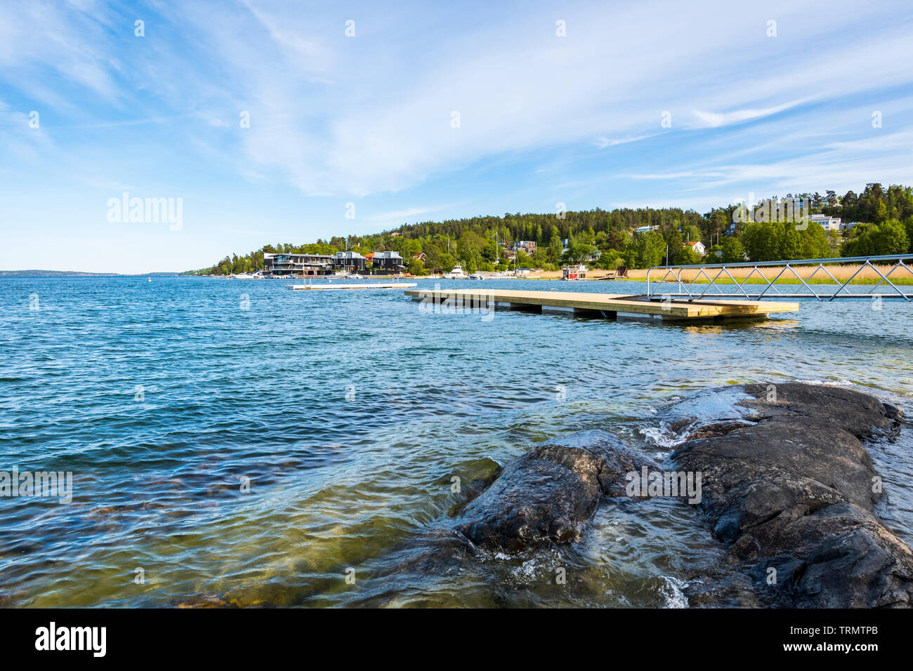 Ein Steg an der Küste in Tyresö, Schweden Stockfoto
