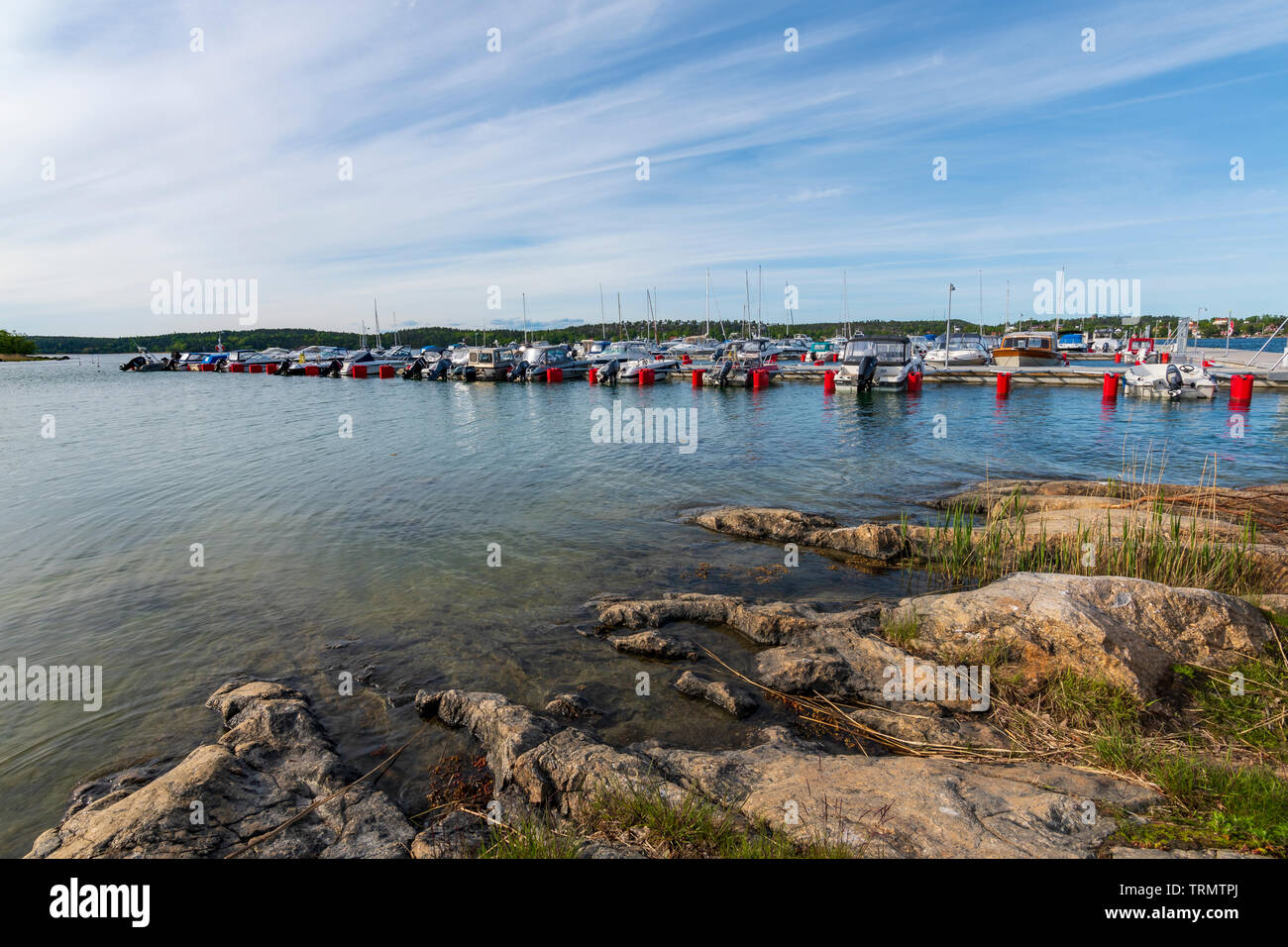 Boote gebunden an Bootsstegen in Tyresö, Schweden Stockfoto