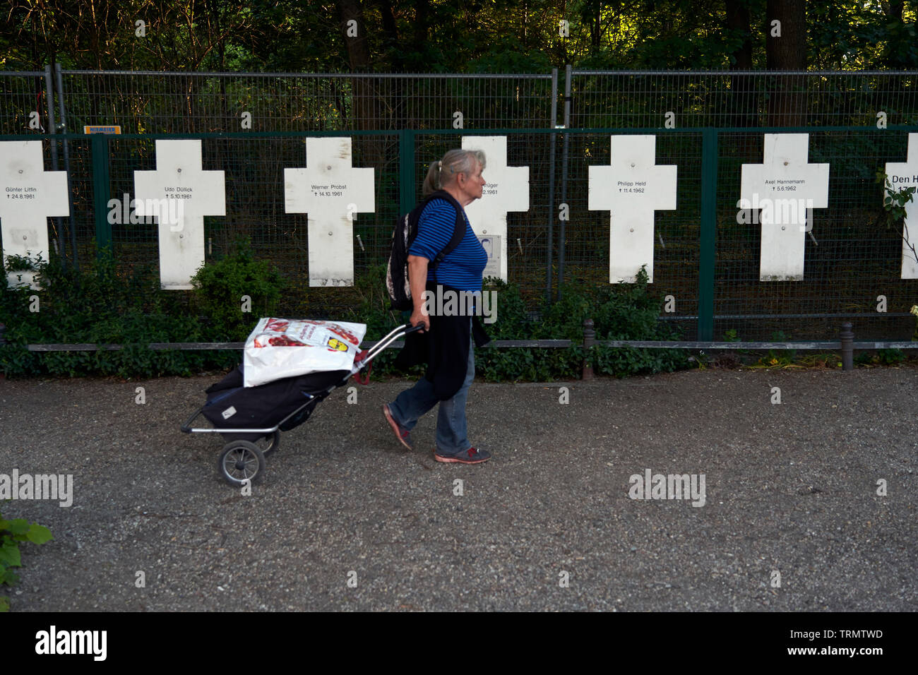 Ein weißes Kreuz Linie erinnert an einige der Menschen, die getötet wurden, die versuchen, die Mauer zu überqueren. Stockfoto