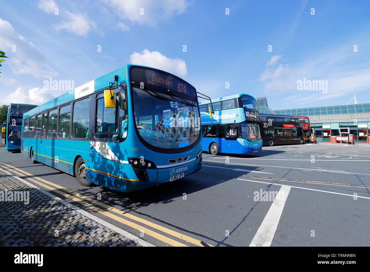 Busse am Busbahnhof in Leeds Stockfoto