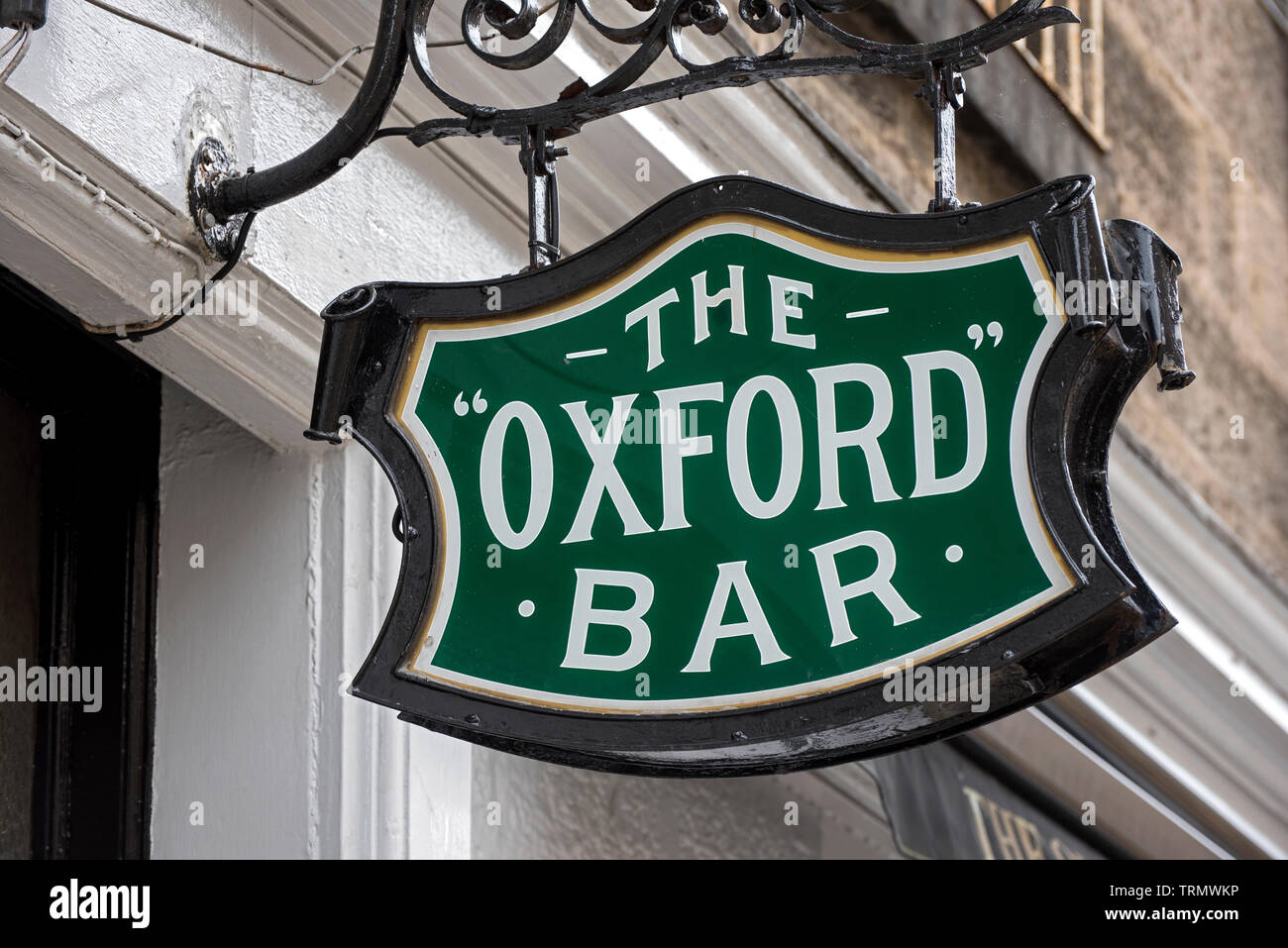 Melden Sie sich außerhalb der Oxford Bar in Young Street, das Wasserloch des Ian Rankins fiktiven Inspector Rebus. Stockfoto
