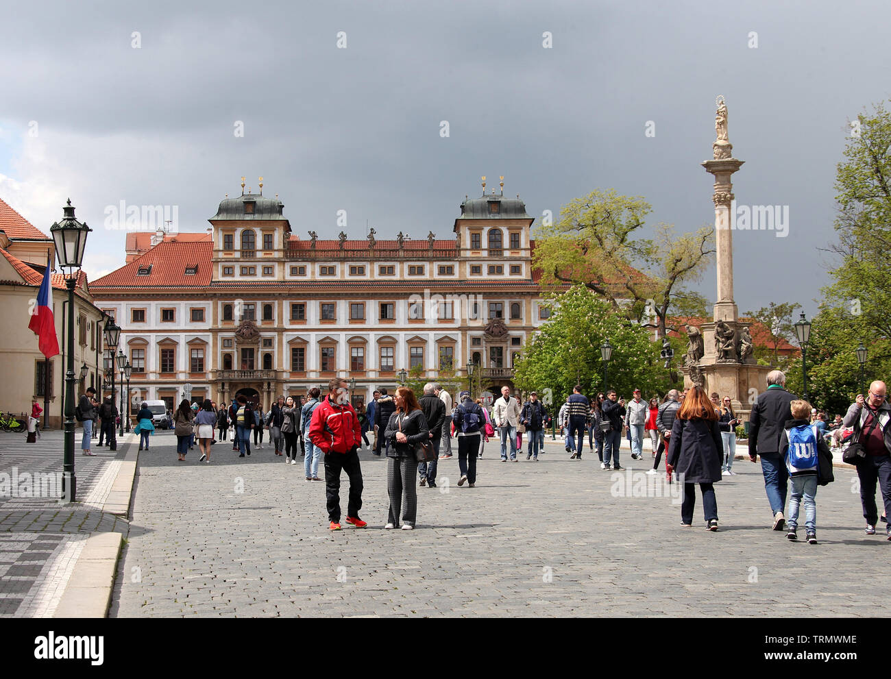 Touristen vor der Palais Toskanischen auf der Prager Burg Square Stockfoto