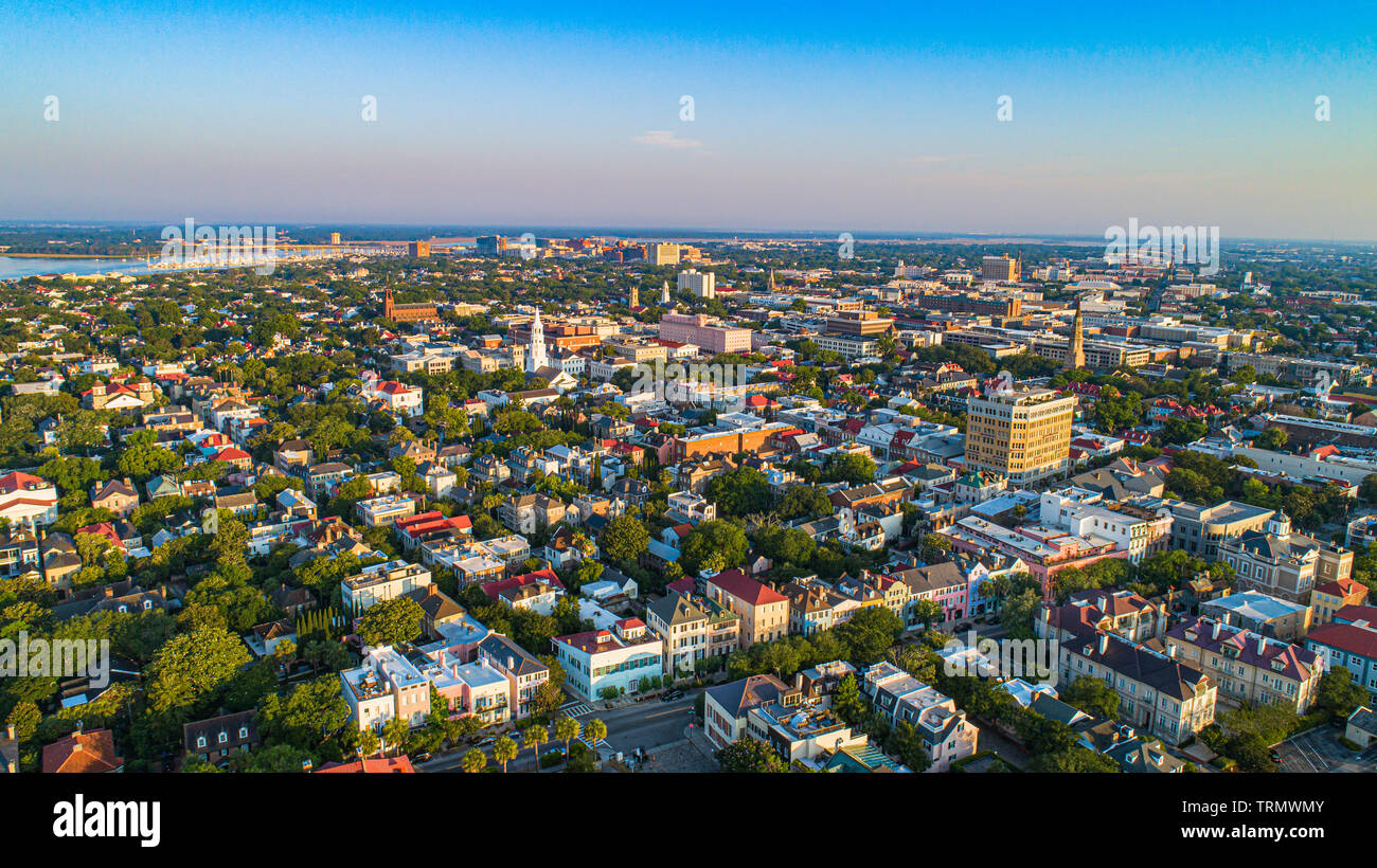 Rainbow Zeile und der Innenstadt von Charleston, South Carolina, USA Skyline Luftbild. Stockfoto