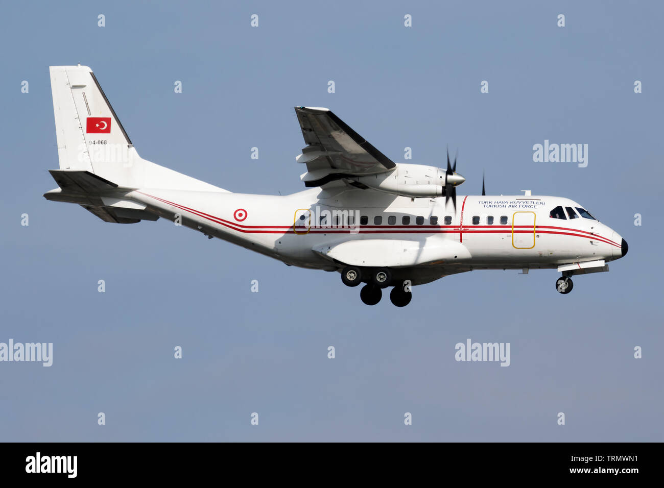 ISTANBUL/TÜRKEI - 28. MÄRZ 2019: türkische Luftwaffe CASA CN-235 94-068 Military Transport Flugzeug Flugzeug Landung am Flughafen Istanbul Atatürk Stockfoto