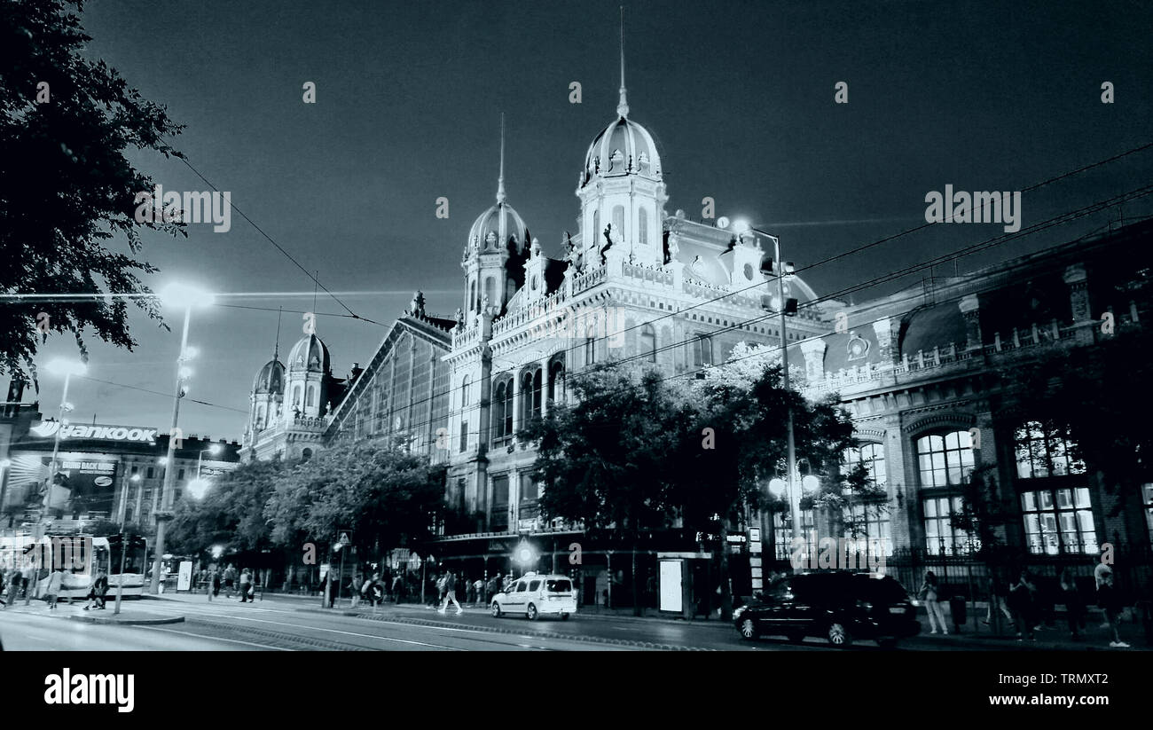 Der Westbahnhof Budapest bei Nacht Stockfoto