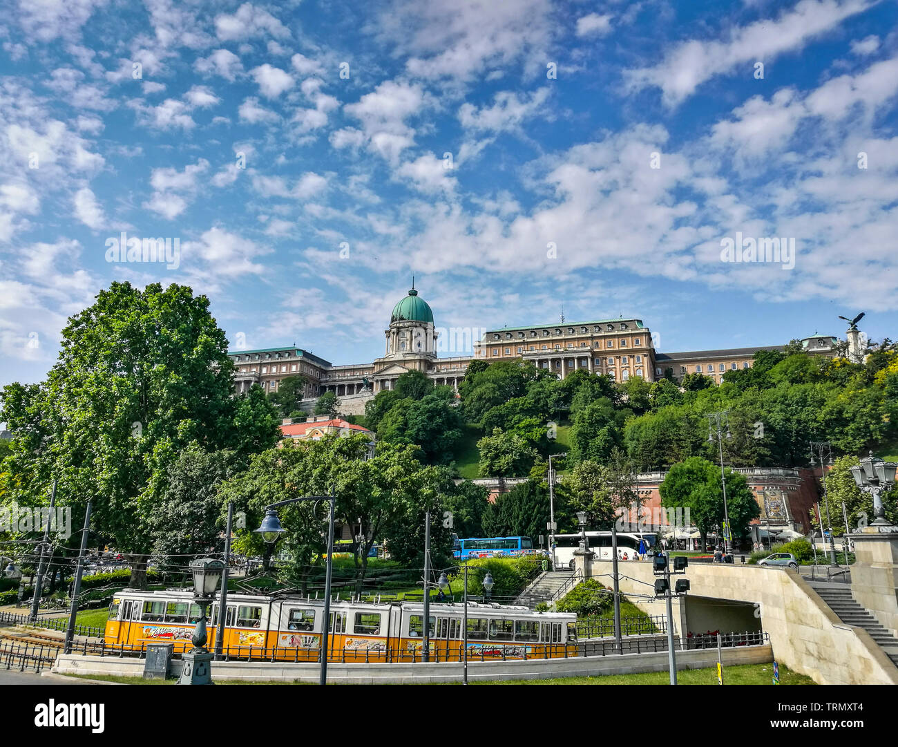 Die Budaer Burg mit gelben Straßenbahn an einem sonnigen Tag. Budapest - Ungarn Stockfoto