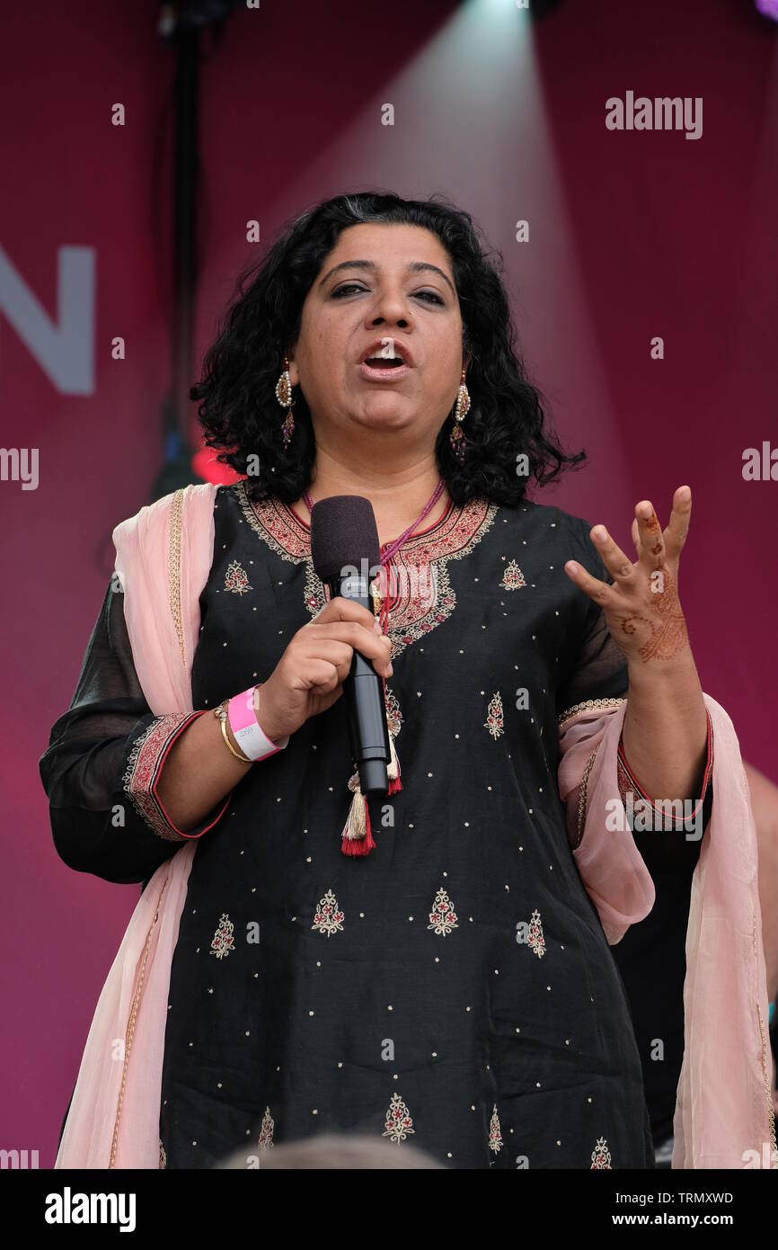 Asma Khan, Inhaber des Restaurants Darjeeling Express in Soho und Star von Netflix's Chef's Table, spricht auf der Bühne des Eid Festivals 2019 auf dem Trafalgar Square in Lomsom. Stockfoto Asma Khan, Inhaber des Restaurants Darjeeling Express in Soho und Star von Netflix's Chef's Table, spricht auf der Bühne des Eid Festivals 2019 auf dem Trafalgar Square in Lomsom. Stockfoto