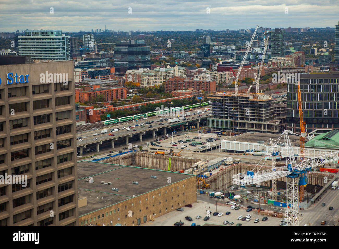 Toronto, Kanada - 10. November 2018: Besetzt Bau neuer Gebäude und Wolkenkratzer in Toronto, Kanada Stockfoto