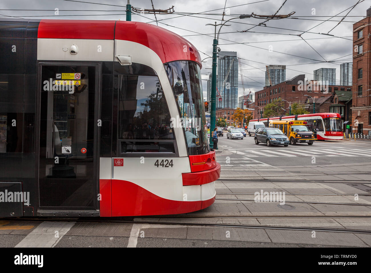 Toronto, Kanada - 10. November 2018: Rot Toronto City Zug in verkehrsreichen, Toronto, Kanada Stockfoto