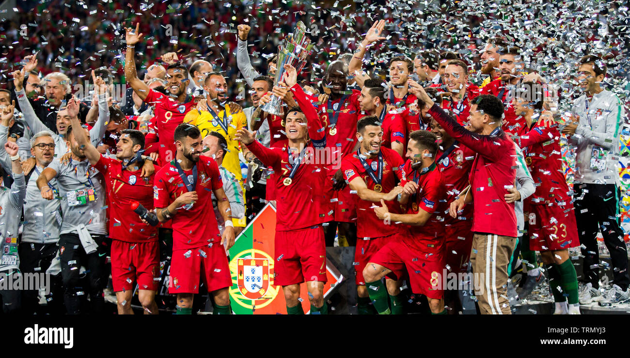 Die Spieler von Portugal feiern den Sieg mit der Trophäe Stockfoto