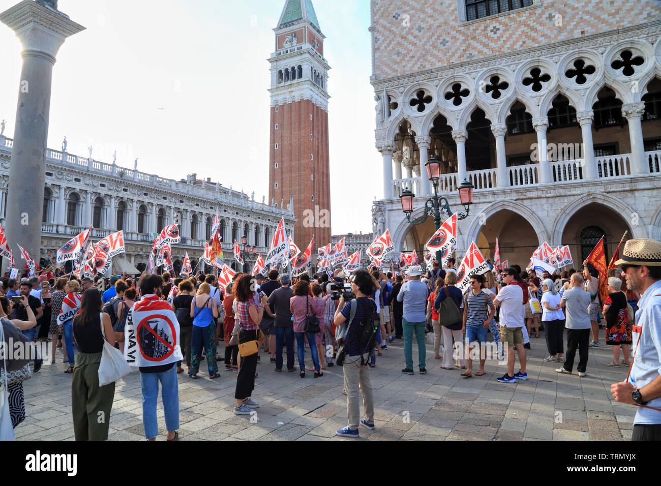 Protest gegen große Kreuzfahrtschiffe "Mai più" (Nie wieder), "Keine Grandi Navi!" (ohne große Schiffe!), Venedig, 8. Juni 2019 Stockfoto