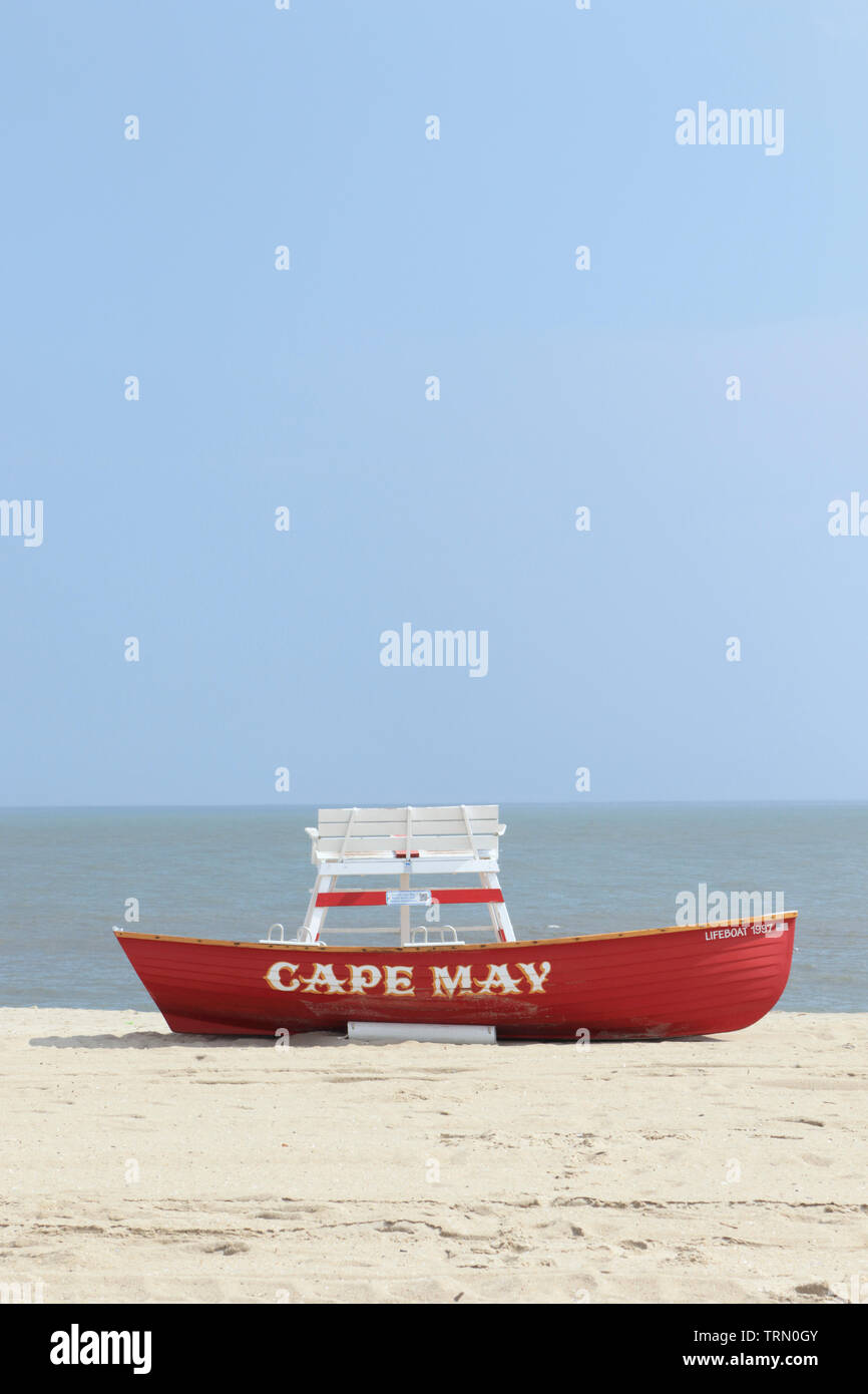 Rettungsschwimmer Rettungsboot und Rettungsschwimmer Stuhl, Cape May, New Jersey, USA Stockfoto