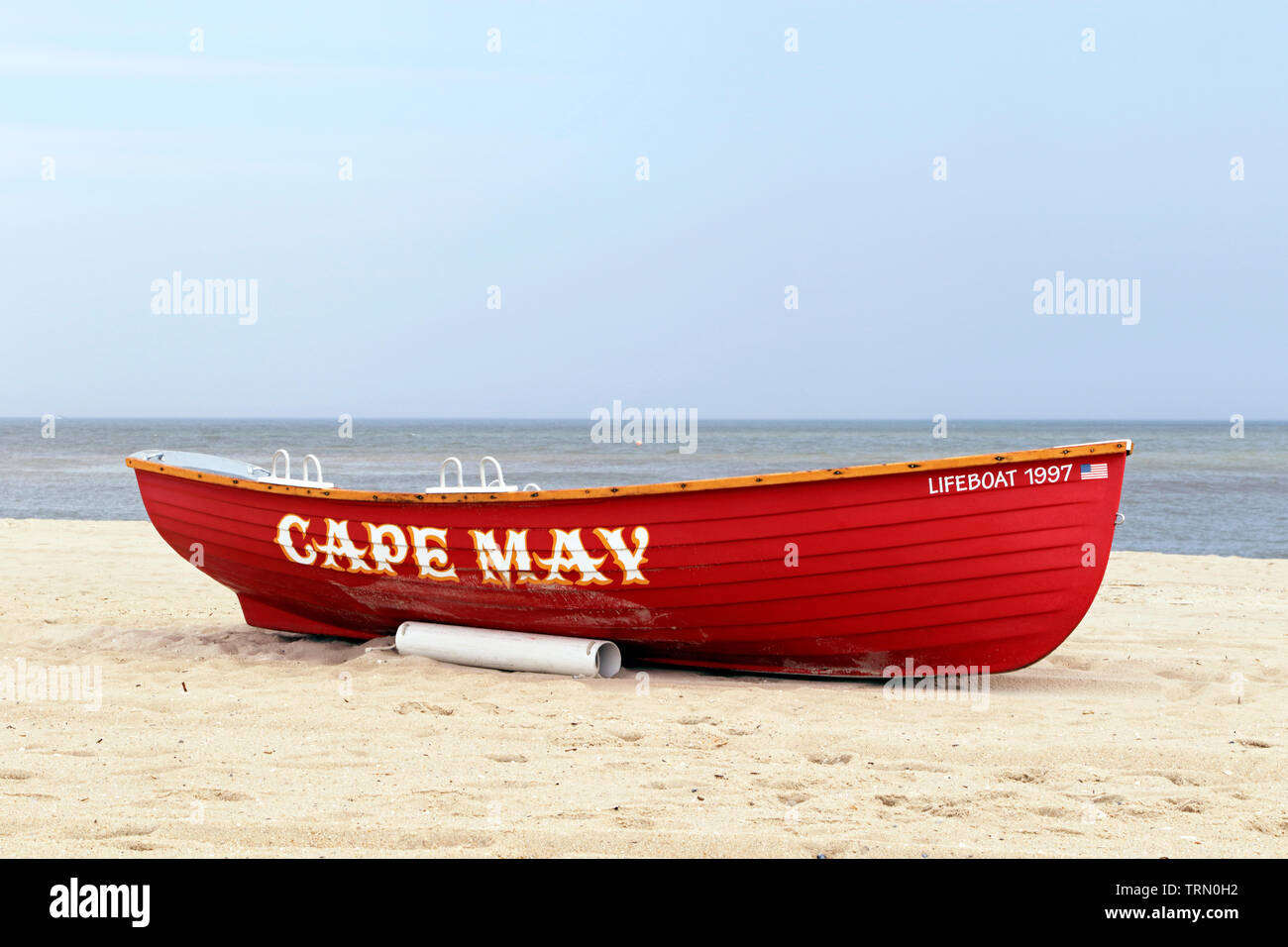 Eine rote Rettungsboot am Strand in Cape May, New Jersey, USA Stockfoto