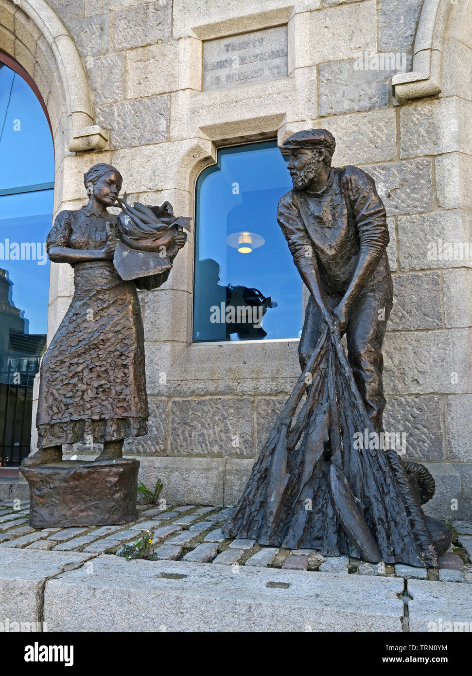 Denkmal für die Fischer von Aberdeen, Shiprow, Stadtzentrum von Aberdeen, Schottland, UK von Oxfordshire Bildhauer David Williams-Ellis, Frau und Mann Stockfoto