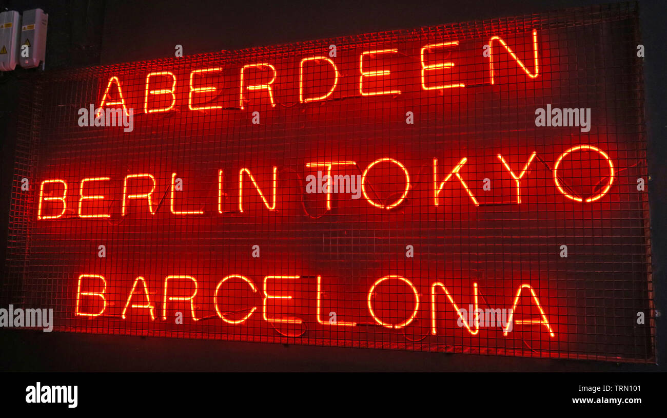 Aberdeen Berlin Tokyo Barcelona rot Neon Sign an Brewdog Granary, der Union Street, Aberdeen, Schottland, UK Stockfoto