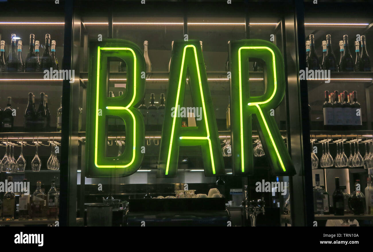 Bar anmelden gelb Neon, Brillen, Getränke, Flaschen, Aberdeen, Schottland, Großbritannien Stockfoto