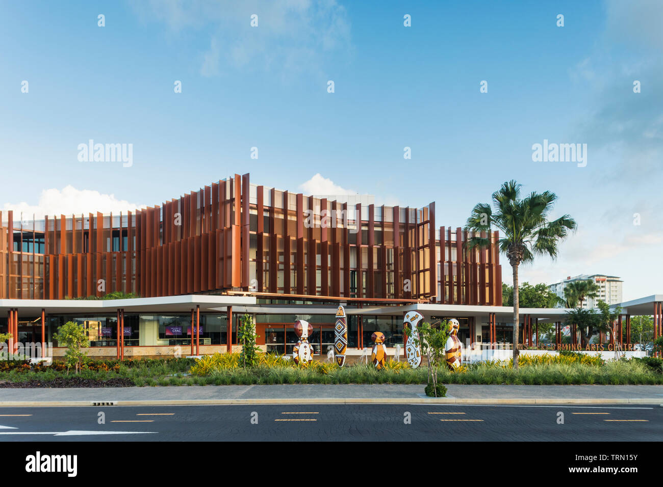 Die Fassade der Cairns Performing Arts Center, die Ende 2018 abgeschlossen, Cairns, Queensland, Australien Stockfoto