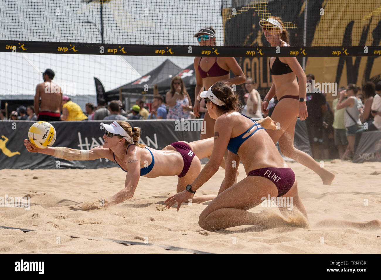 Kelly Claes/Sarah Sponcil konkurrieren gegen Emily Tag/Betsi Feuerstein in der 2019 in New York City Open Beach Volleyball Stockfoto