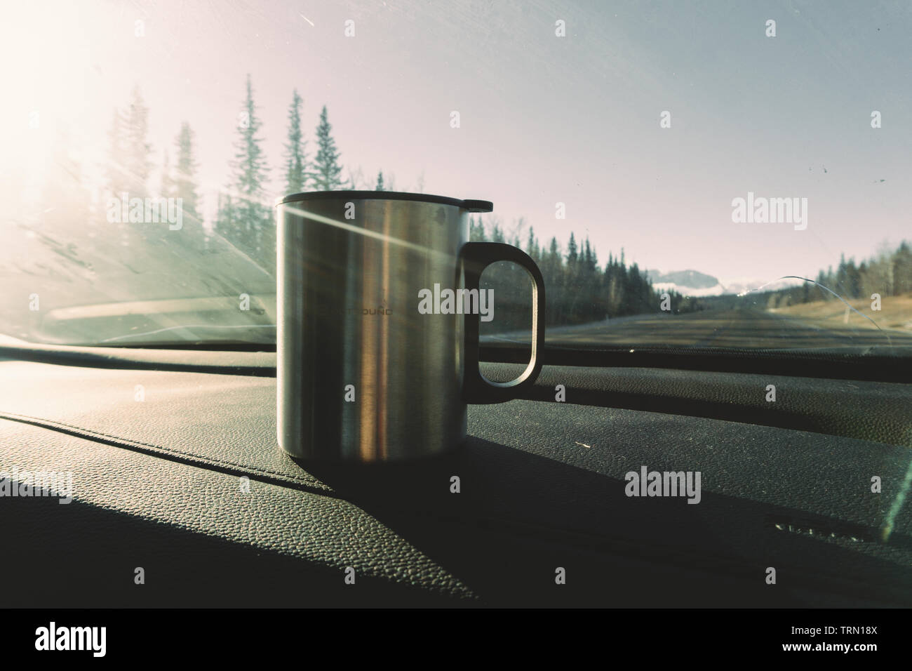 Reisebecher am Armaturenbrett Stockfoto