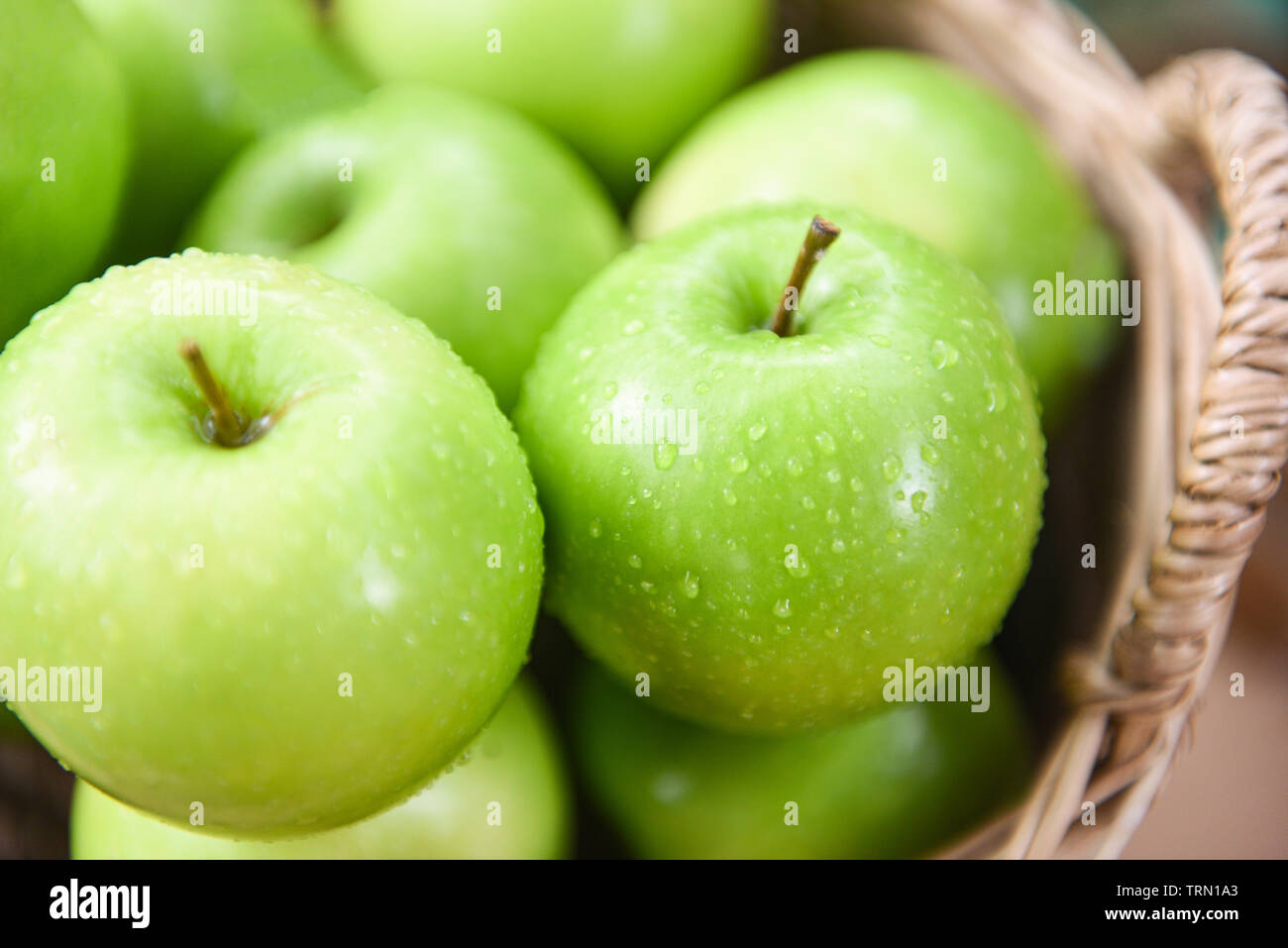 Grüne Äpfel/Harvest Apfel im Korb sammeln Obst im Garten Stockfoto