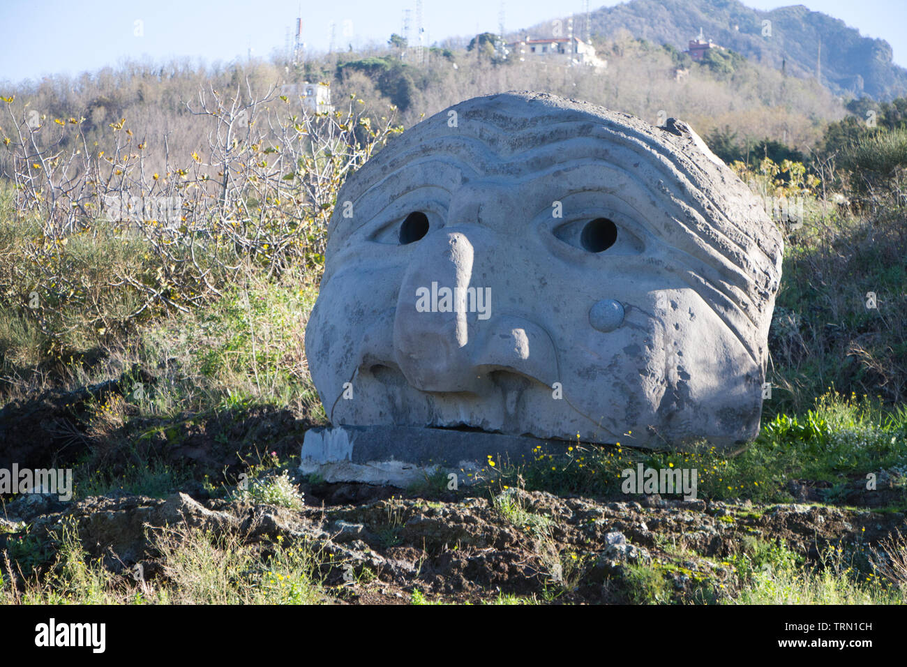 Einen Stein wie ein Gesicht an den Hängen des Vesuv bei Sonnenaufgang, Copyspace Stockfoto