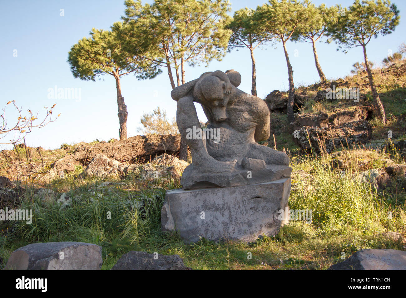 Die Statue von einem Mann und einem Kind an der Seite des Vesuv bei Sonnenaufgang, Copyspace Stockfoto