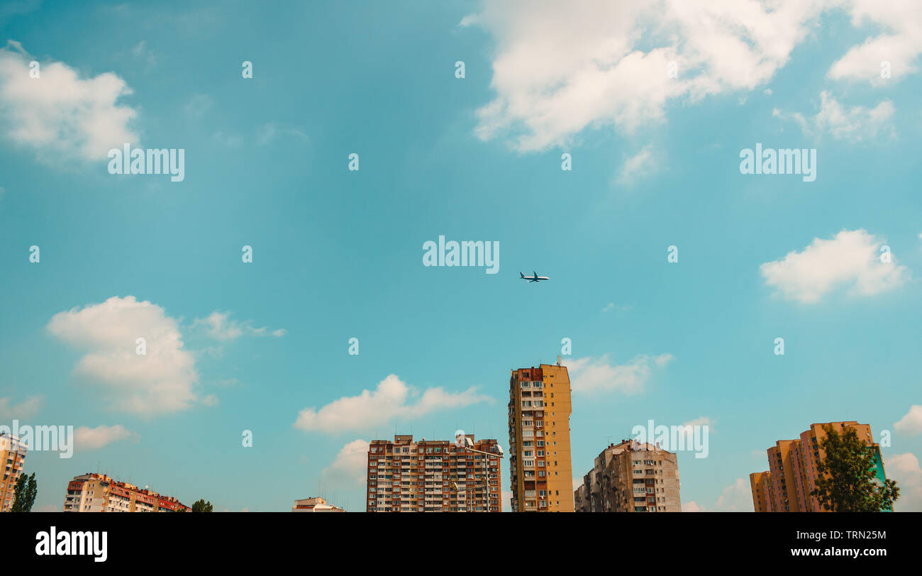 Flugzeug über kommunistische Gebäude in Sofia Stockfoto