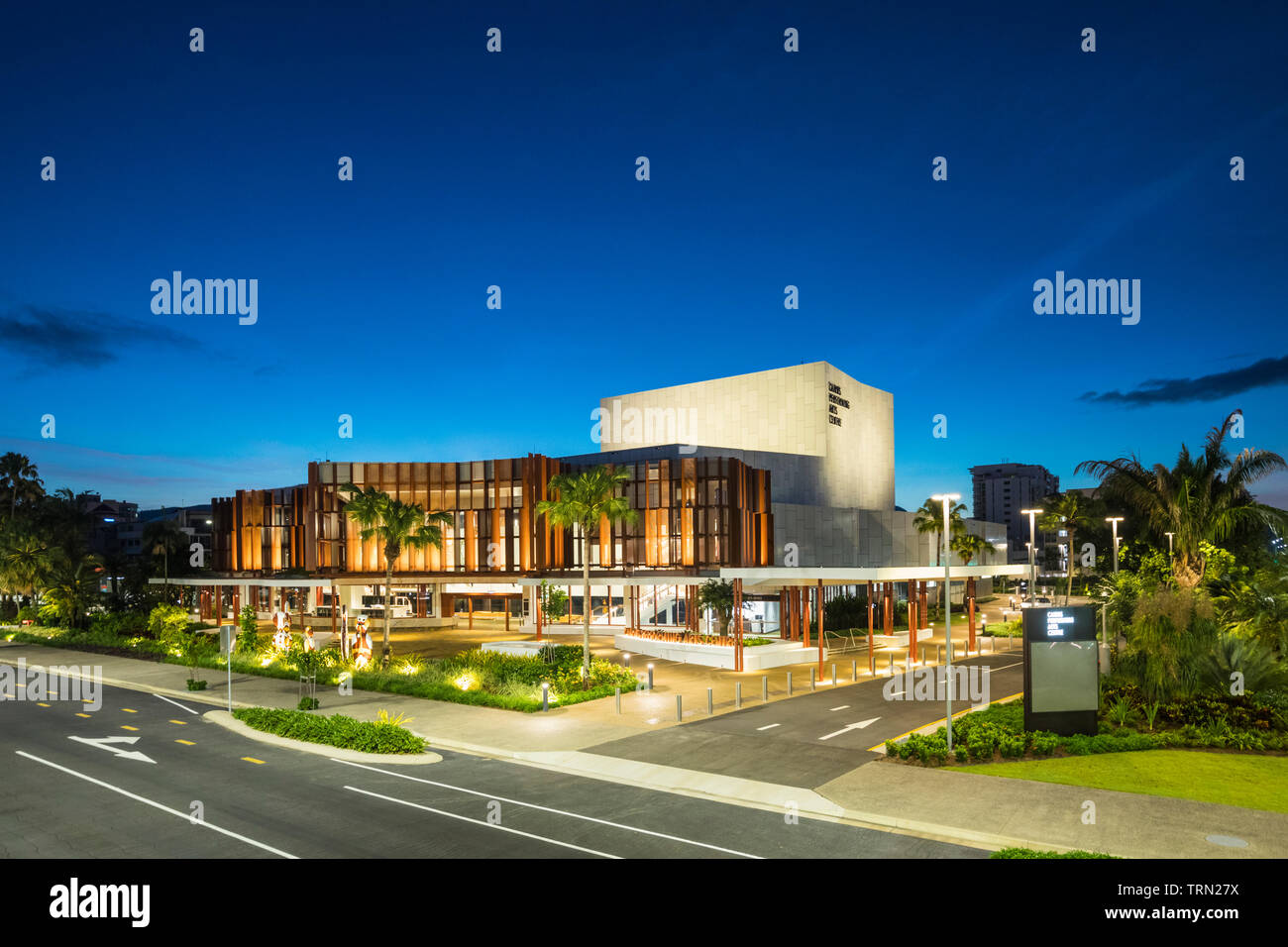 Das Cairns Performing Arts Center in der Dämmerung, Cairns, Queensland, Australien Stockfoto