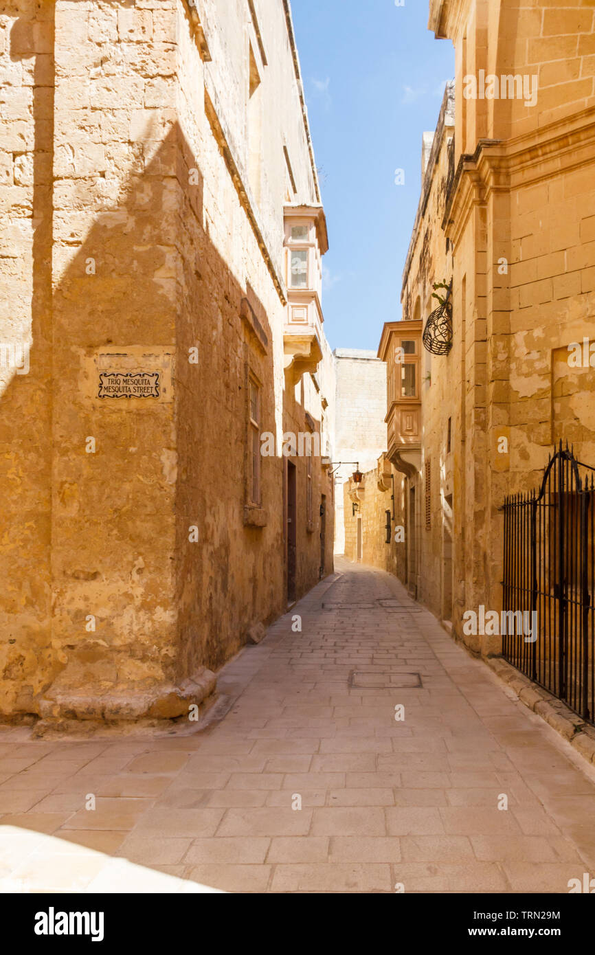 Alte Straße in die alte Stadtmauer von Mdina, Malta Stockfoto