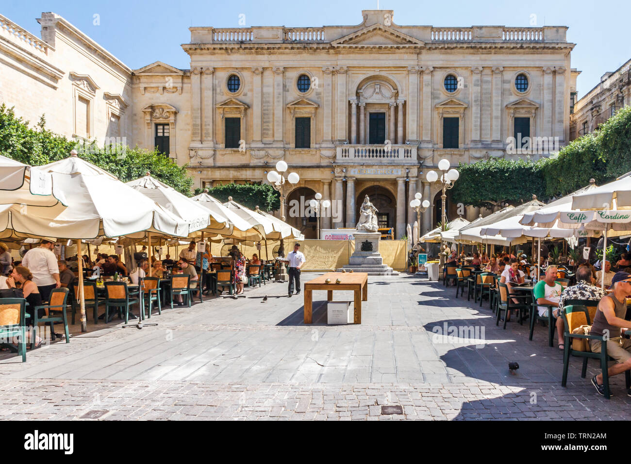 Valletta, Malta - 13. September 2015: Cafés voller Touristen auf der Republic Street. Die Stadt ist ein beliebter Kreuzfahrt Ziel. Stockfoto