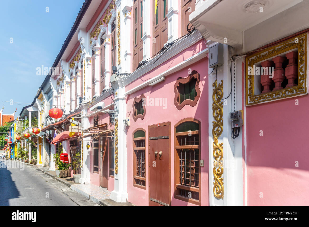 Phuket, Thailand - 26. Januar 2015: Bunte sino portugiesische Architektur in Soi Romanee. Die Straße war ein ehemaliges Rotlichtviertel. Stockfoto