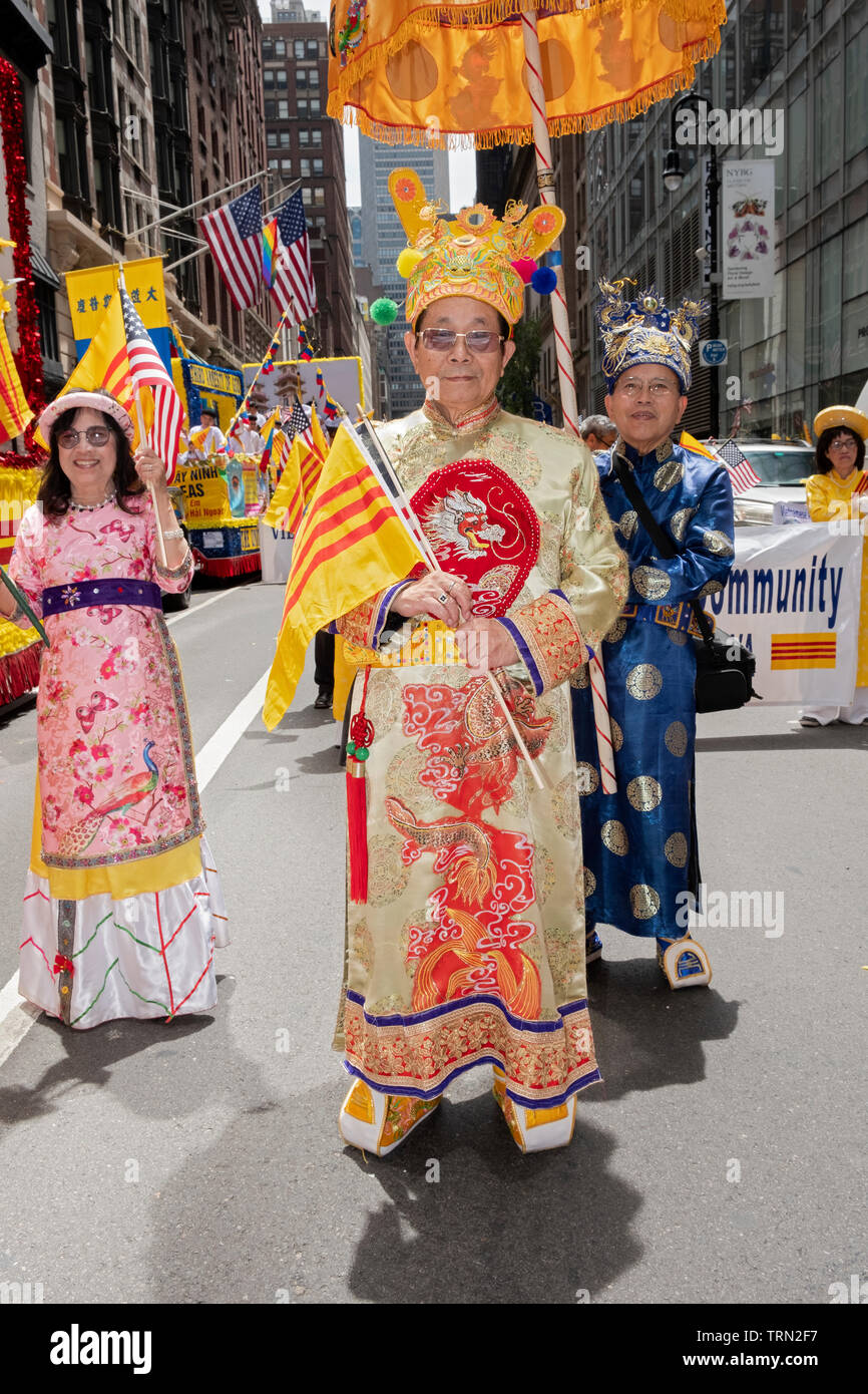 Portrait eines älteren Mannes in traditionelle ethnische Kleidung und Schuhe bei der Vietnamesischen Amerikanischen kulturellen Parade in Midtown Manhattan, New York City. Stockfoto