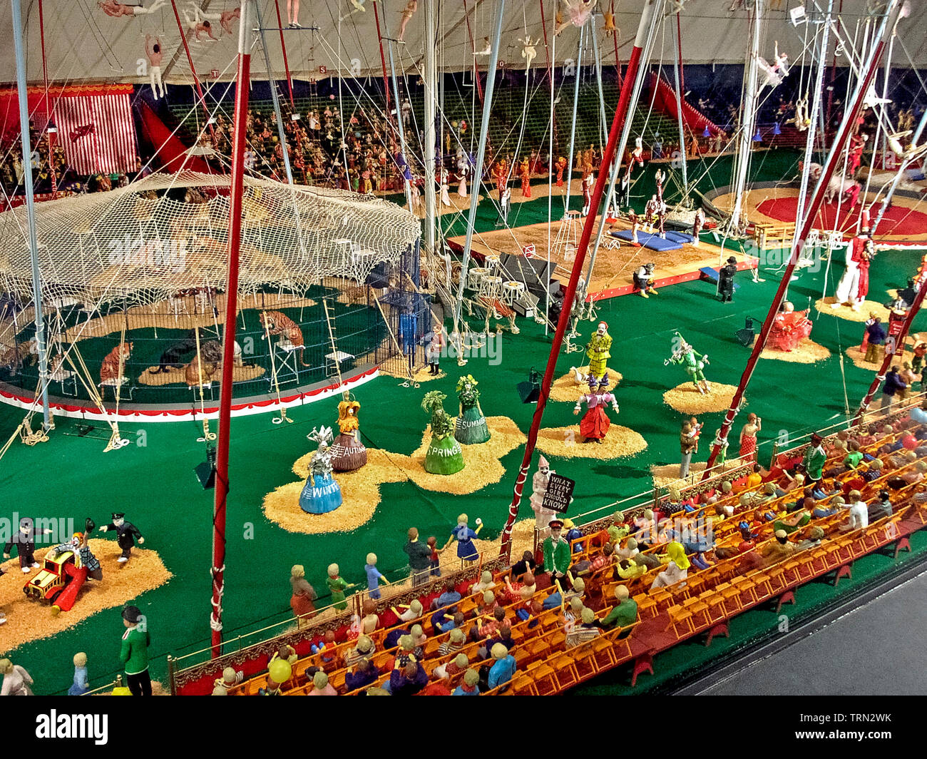Tausende von Holz- Stücke wurden von Hand geschnitzt und bemalt Die Howard Bros. Zirkus, eine verkleinerte Nachbildung der berühmten ringling Bros. und Barnum & Bailey Circus, die auf der John und Mabel Ringling Museum gesehen werden können, wie nun die Ringling, in Sarasota, Florida bekannt zu erstellen. Es ist die lebenslange Arbeit von Howard C. Tibbals, die Arbeiten am Modell begann 1956 und verbrachte im letzten Jahr alles für die Anzeige festlegen. Es zeigt amerikanische Zirkus Leben in seiner Blütezeit, nicht nur die Tiere, Akrobaten und Clowns, sondern auch Parade Wagen und sogar die Eisenbahn Autos, die der Zirkus in die Stadt gebracht. Stockfoto