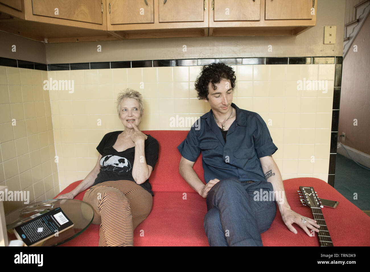 Mutter und Sohn heraus hängend an Mom's House in Philadelphia, Pennsylvania Stockfoto